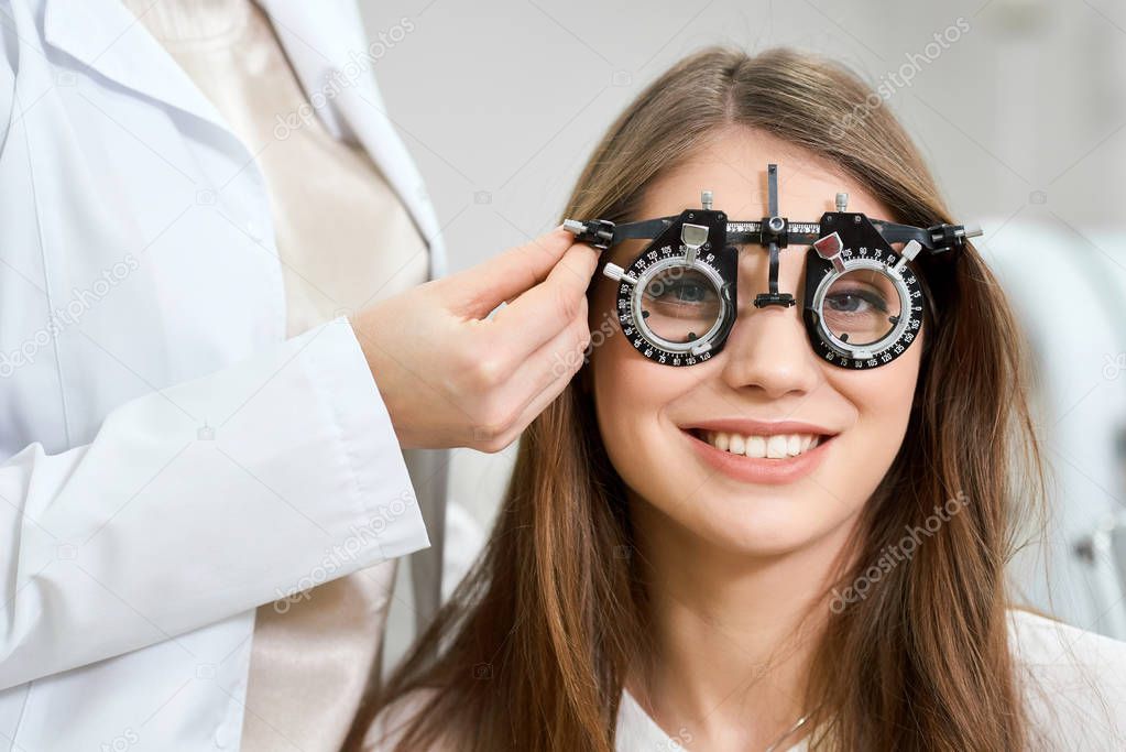 Young pretty patient wearing visual inspection device.