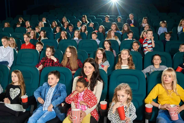 Люди смотрят кино в кинозале . — стоковое фото