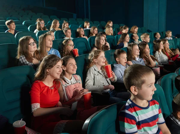 Boldog gyermekek film a moziban. — Stock Fotó