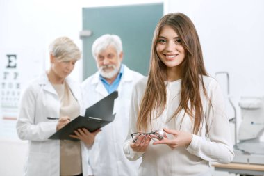 Güzel hasta önünde kalan eski düşünülmeli ve Yardımcısı.