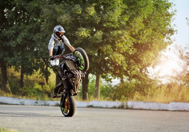 Motorcu Caddesi boyunca bir döngü üzerinde sürme.