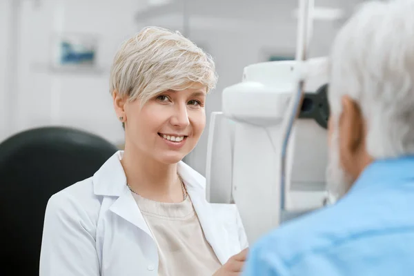 Oftalmologo sorridente che fornisce controllo medico . — Foto Stock