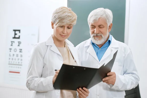 Zwei Augenärzte beraten sich untereinander. — Stockfoto