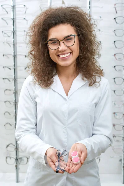 Photo d'un médecin souriant aidant à choisir des lunettes . — Photo