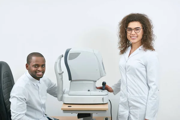 Photo du médecin traitant dans une armoire ophtalmologique . — Photo