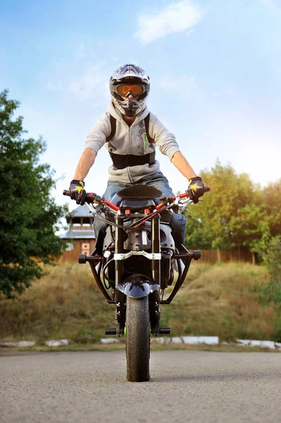 Вертикальні фото молодих сильний байкер сидячи на спортивних мотоциклів. — стокове фото