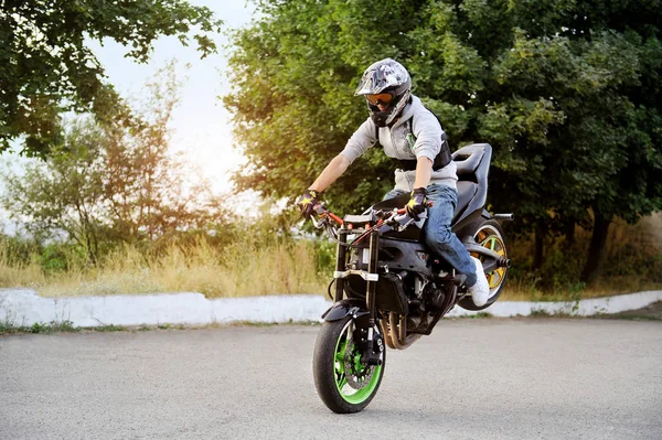 Motociclista está praticando habilidades de equitação extrema  . — Fotografia de Stock