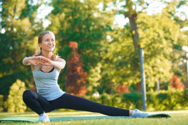 frontview parklar çimenlerin üzerinde uzanan yapıyor kız.