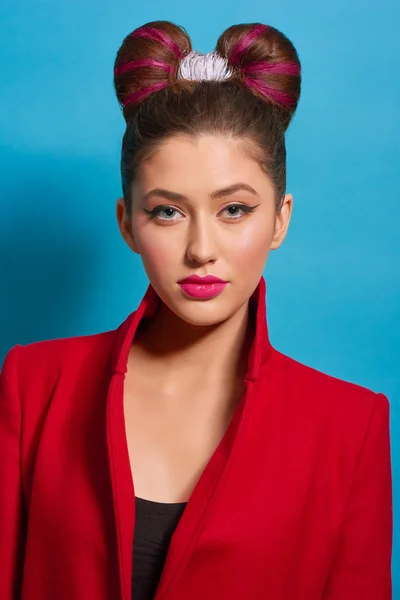 Pop-art portrét model nosí červené sako. — Stock fotografie