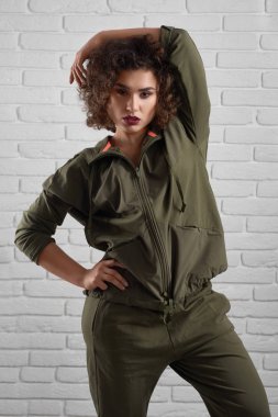 Egzotik model yeşil sportsuit poz.