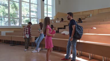 Üniversitesi sınıf konuşmaya grup.