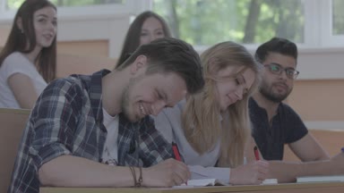 Pozitif Öğrenciler üniversite sınıf sırasında öğrenme.