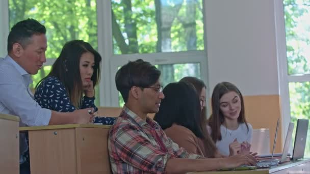 Estudiantes con laptops en la universidad . — Vídeo de stock