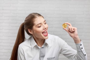 Güzel pozitif Finans profesyonel görünümlü altın bitcoin heyecan ile