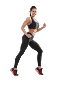 Beyaz zemin üzerine atletik erkek poz, studio fotoğraf.