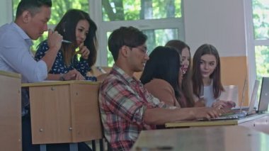 Üniversitede okuyan kız ve erkek.