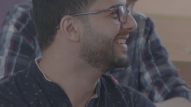 Pozitif gülümseyen öğrenci ders sırasında gülüyor.