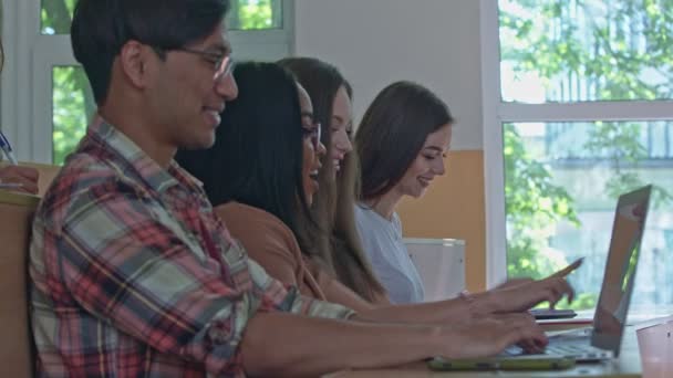 学生は、ノート パソコンを使用して勉強しています. — ストック動画