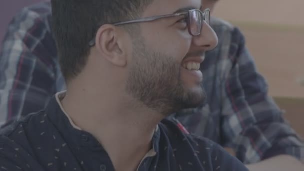 Estudiante sonriente positivo riendo durante la lección . — Vídeo de stock