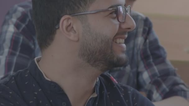 Estudante sorrindo positivo rindo durante a aula . — Vídeo de Stock