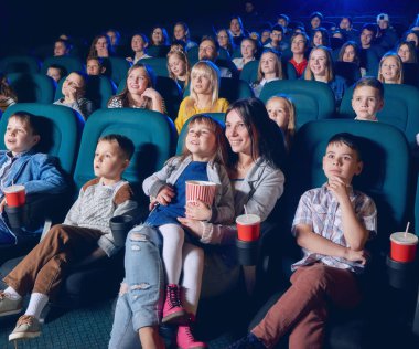 Gülümseyen izleyiciler film, sinema oturan ilgi.