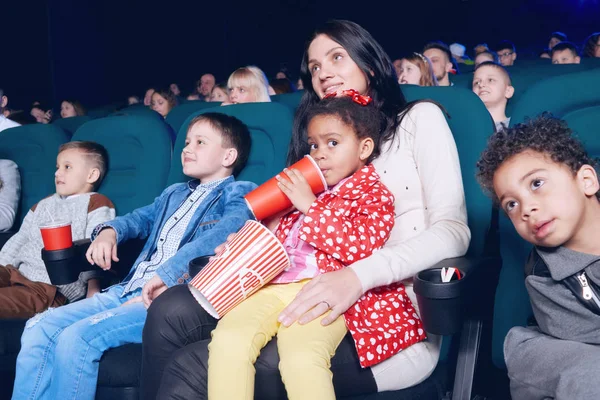 Widzowie siedzący w teatrze film i cieszyć się filmu, jedzenia przekąski. — Zdjęcie stockowe