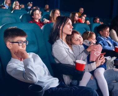İzleyiciler kararlı gözleri ile film izlerken sinemada.