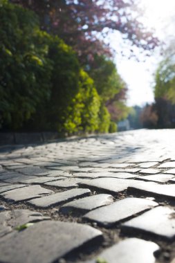 Eski Caddesi'nin kaldırım yakın çekim.