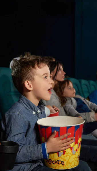 Chico alegre viendo películas y expresando emociones en el cine . — Foto de Stock