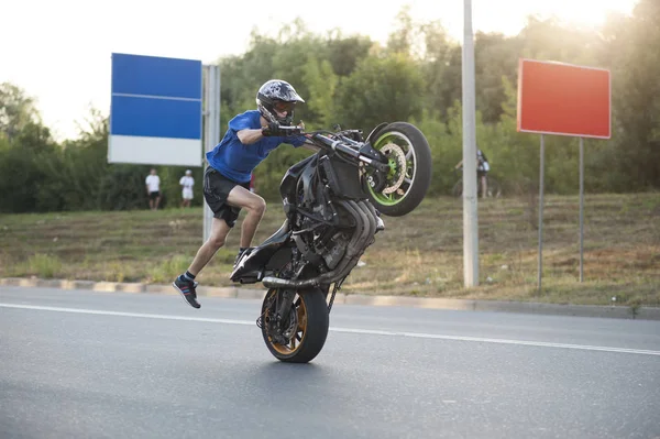 A mozgó, így rendkívül veszélyes stunt motoros sideview. — Stock Fotó