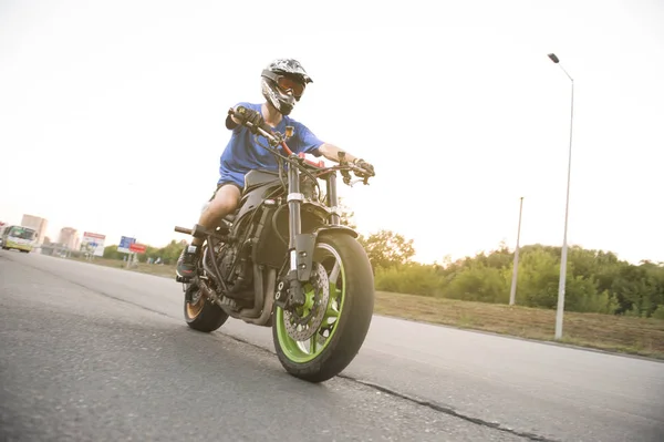 Vue de face du motard assis sur la moto sportive . — Photo