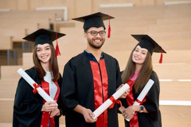 Mezunları Diploma tutmak gülümseyen.