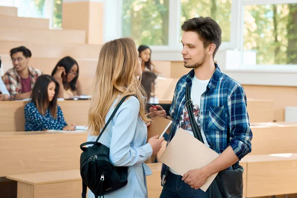 Niño y niña comunicándose en la universidad . — Foto de Stock