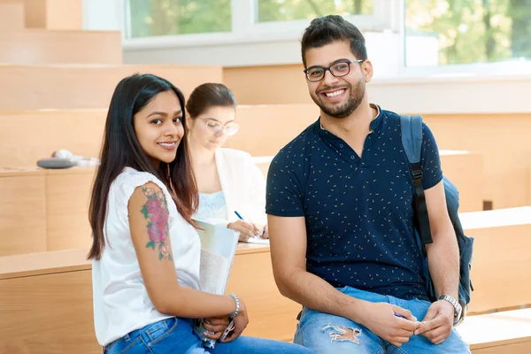 Junge und Mädchen kommunizieren in der Universität. — Stockfoto