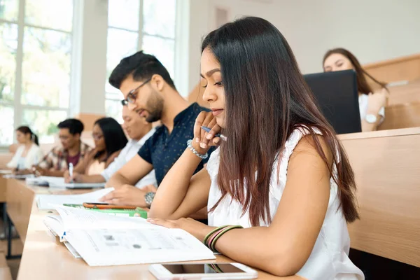 Seitenblick auf junge Studenten, die sich auf Prüfungen an der Universität vorbereiten. — Stockfoto