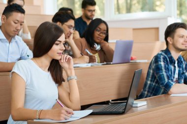 Genç öğrenci Üniversitesi nde bir dizüstü bilgisayar ile çalışma.