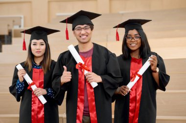 Farklı milletlerden Üniversitesi mezunları.