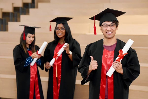 Diferentes nacionalidades graduados universitários se sentindo feliz . — Fotografia de Stock