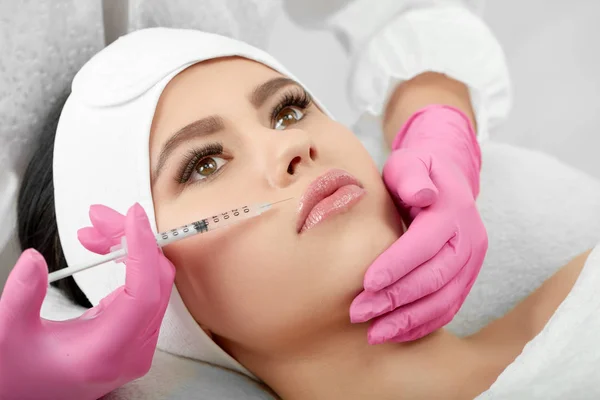 Sideview Kosmetoloji dudaklar enlargment sürecinin.