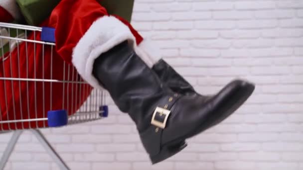 Santa Claus singing carols while sitting in shopping cart — Stock Video