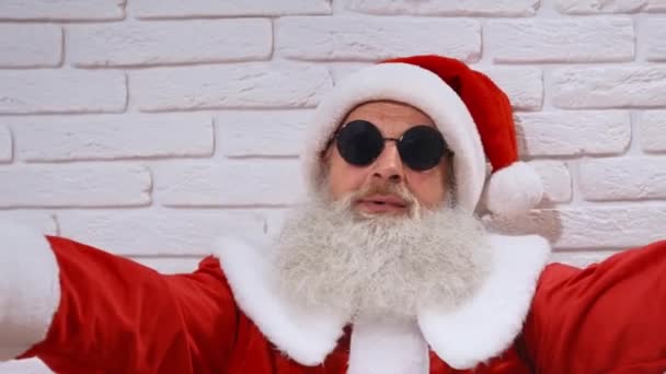 Santa Claus zpívá koledy s dřevěnými čísly v rukou — Stock video