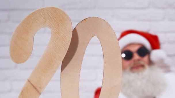 Primer plano de los números de madera de 20 que mantienen Santa Claus — Vídeos de Stock