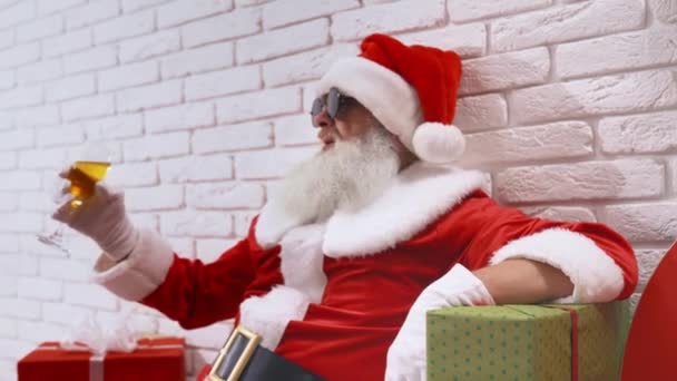 Sankt Nikolaus dricker champagne under julhelgen — Stockvideo