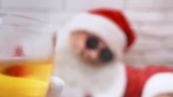 Santa comemorando véspera de Natal com champanhe e faíscas — Vídeo de Stock