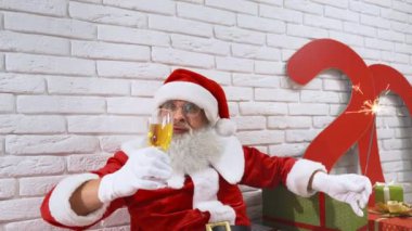 Şampanya ve maytap dolu mutlu Noel Baba