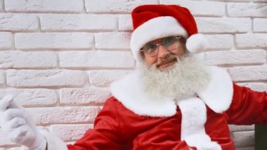 Noel Baba 'nın portresi stüdyoda parıldıyor.