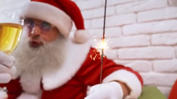 Kerstman met kerststerretjes en glas champagne — Stockvideo