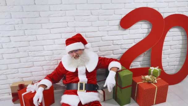 Autentico Babbo Natale seduto sul pavimento tra scatole regalo — Video Stock