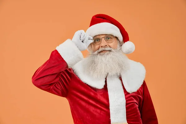 Starszy mężczyzna w czerwonym kostiumie Świętego Mikołaja w okularach — Zdjęcie stockowe