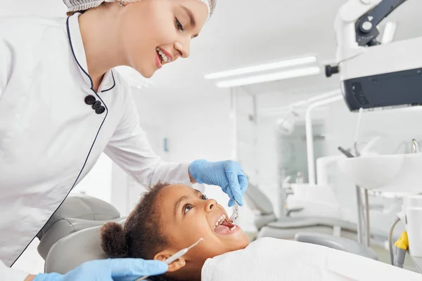 दंतचिकित्सक लहान आफ्रिकन मुलगी दात उपचार . — स्टॉक फोटो, इमेज